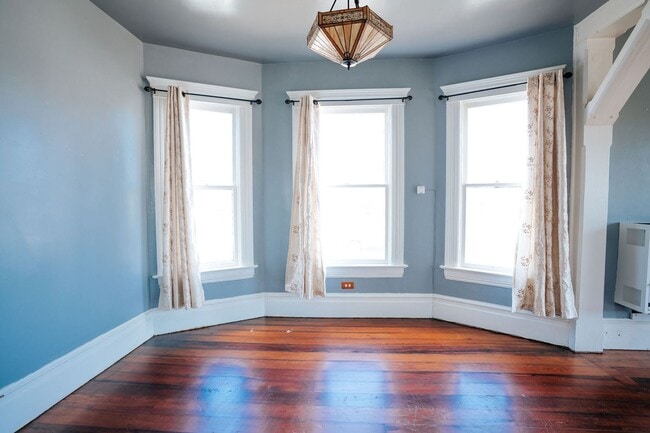 Building Photo - Charming 3-Bedroom Victorian Home in the H...