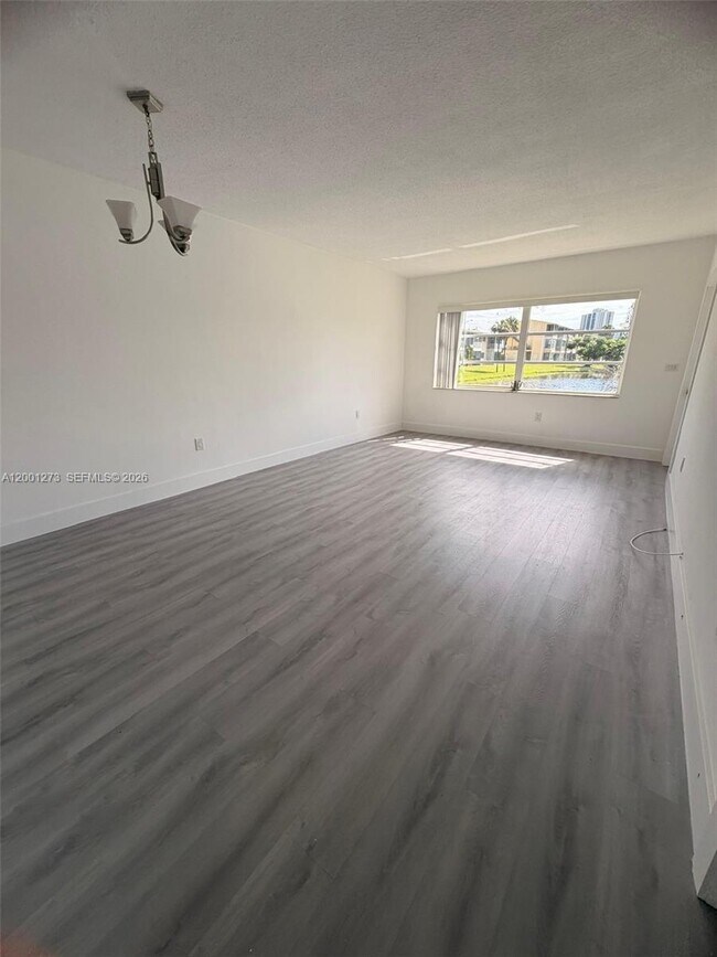 Building Photo - 20111 NE 27th Ct