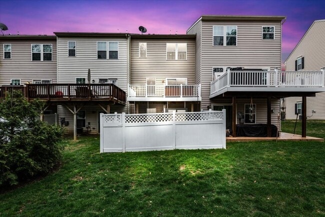 Building Photo - Charming 3-Level Townhome