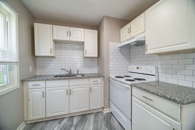 Building Photo - 2204 Howey Rd