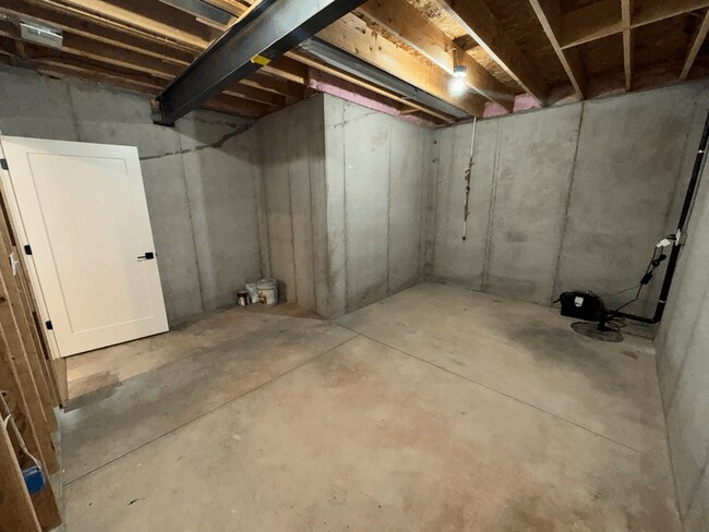 Building Photo - 1401 SW Winthrop Dr
