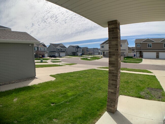 Building Photo - 3 Bed 3 Bath Single Family Home