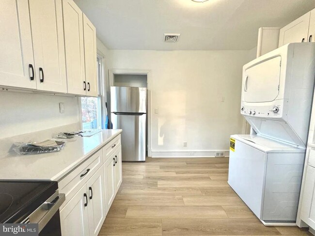 Building Photo - 1121 Rosedale Ave