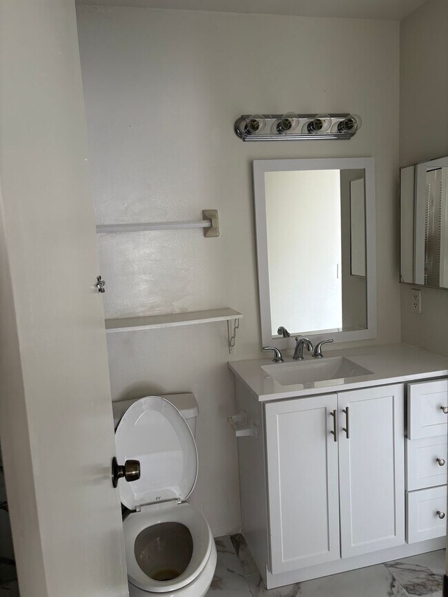 Building Photo - Townhome in Chelsea Square