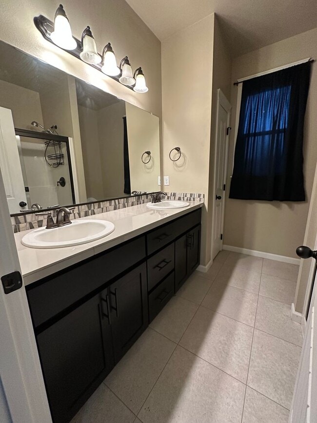 Building Photo - Very Nice 3 Bed 2 Bath Home With Vinyl Plank Flooring in NE Albany