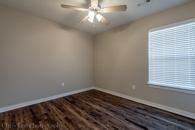 Building Photo - 3bed 2bath, LOADED w/Amenities near Stonebridge Meadows Country Club