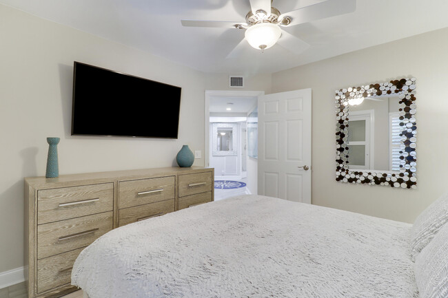 Building Photo - 515 Bay Colony Dr N