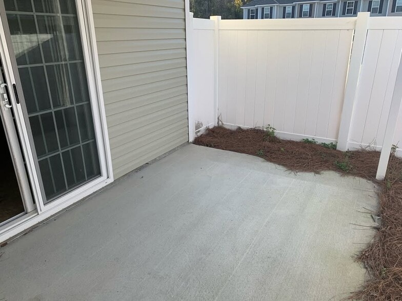 Building Photo - 220 Grove Ln