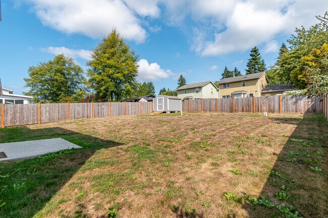 Building Photo - Stylish 3-Bedroom Home with Fenced Yard