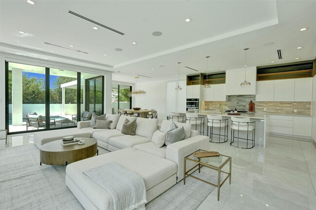 Building Photo - 1111 SE 9th Ave