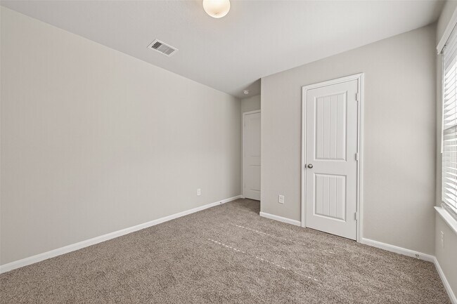 Building Photo - 7558 Highland Chase Dr