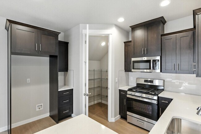 Building Photo - Brand New Townhome in Pleasant Valley Vill...