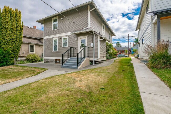 Building Photo - Sought-after 5-Bedroom Pet Friendly Home i...
