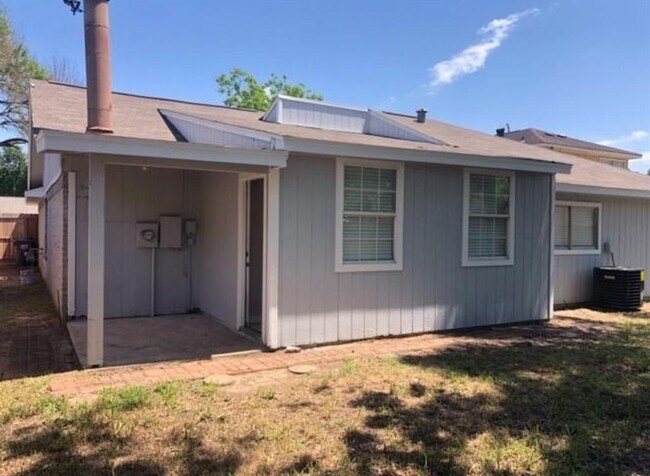 Building Photo - 1811 Crosscoach Ln