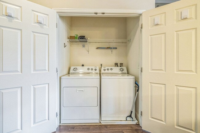 Building Photo - Beautiful 2 Bedroom, 2 Bath Condo In The H...