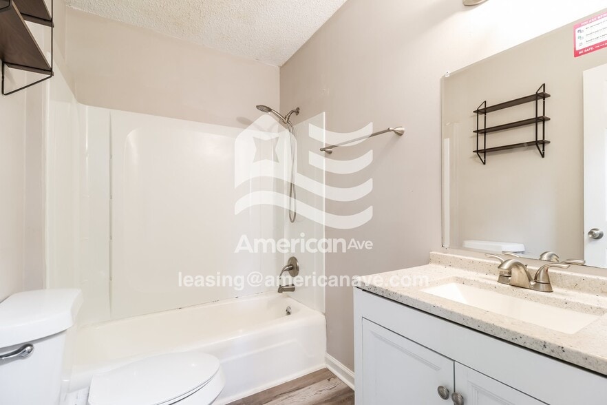 Building Photo - 6105 Santa Monica Dr