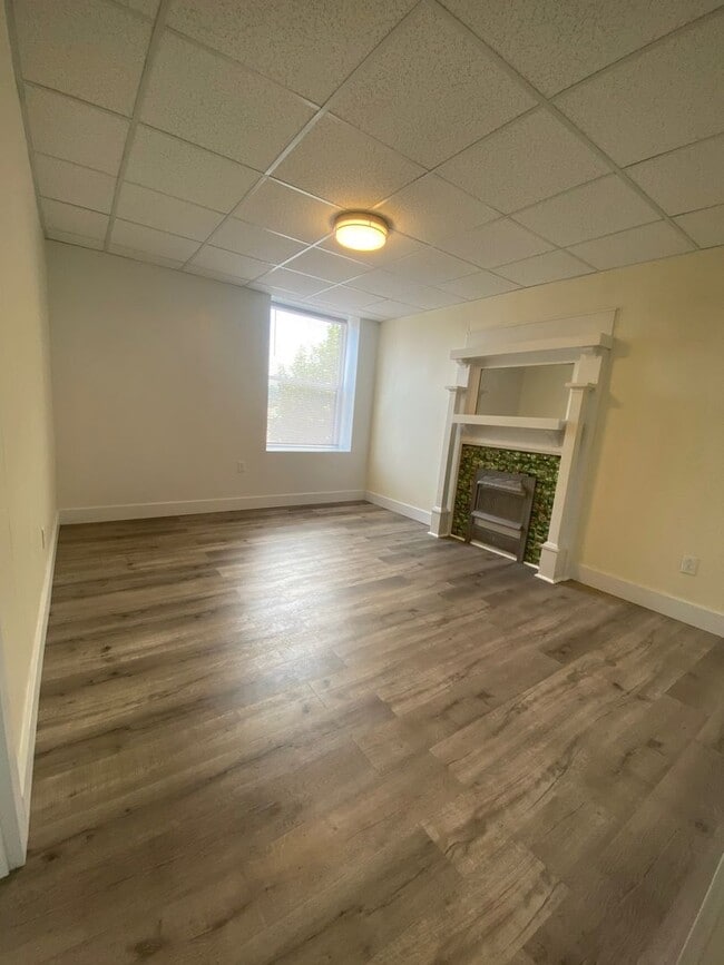 Building Photo - Updated 1BR Apt available now!
