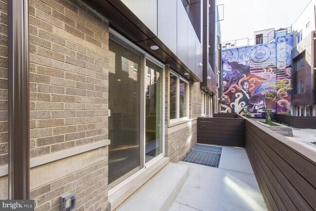 Building Photo - 720 S Sartain St