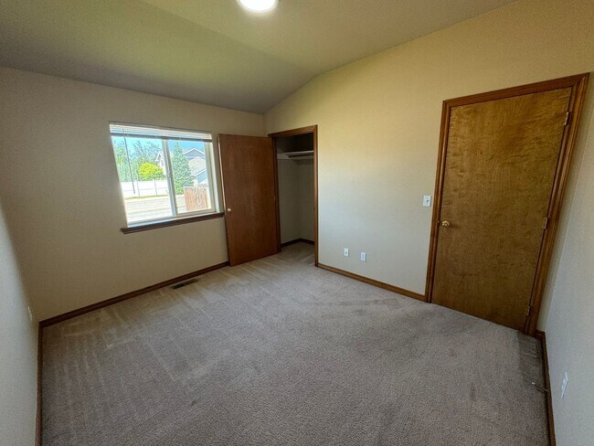 Building Photo - 4 Bedroom, 2 Bath House! Available to Rese...