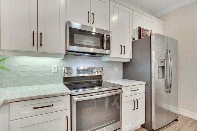 Building Photo - 6120 NW Cullen Way