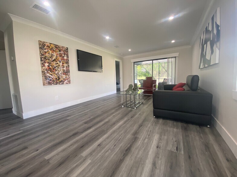 Building Photo - 273 SW Sterret Cir