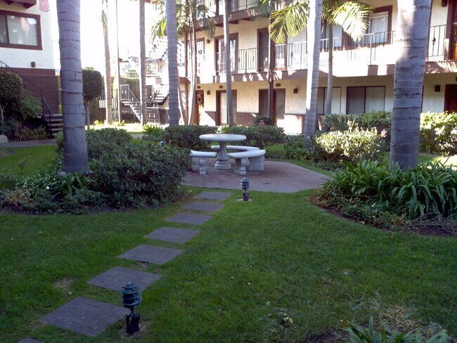 Building Photo - Los Caballeros #022