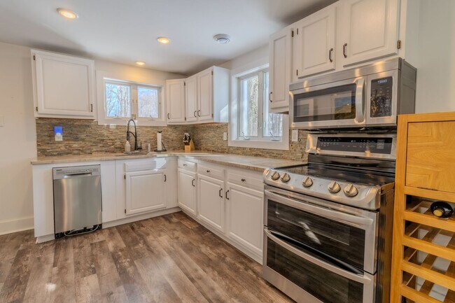 Building Photo - Quiet Cottage in the Trees