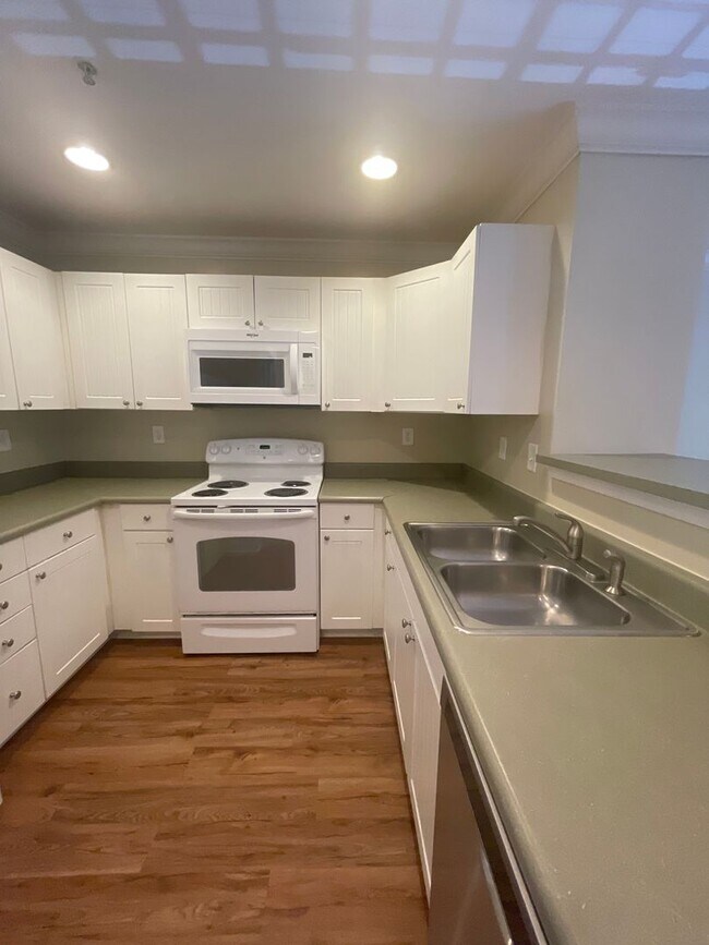 Building Photo - 17-1728 J&amp;S