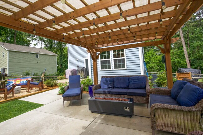 Building Photo - Charming 3-bedroom, 2.5-bath home nestled in the heart of Carthage