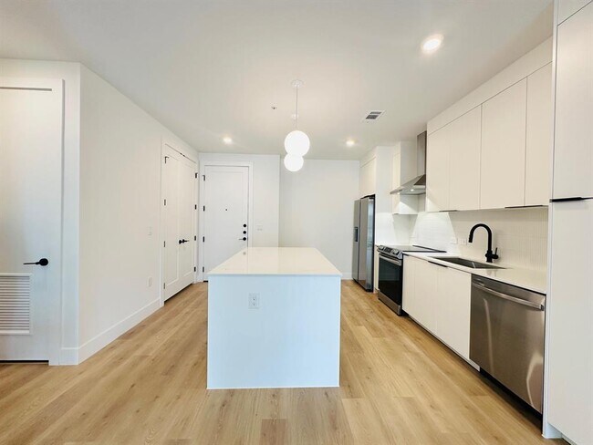 Building Photo - 1701 Simond Ave