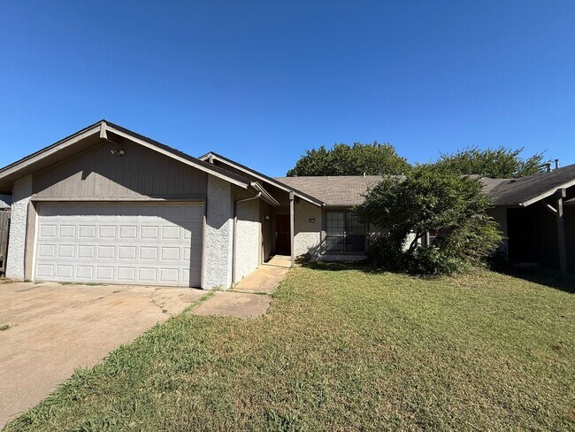 Building Photo - Three bedroom Duplex, Fenced Yard, Union S...