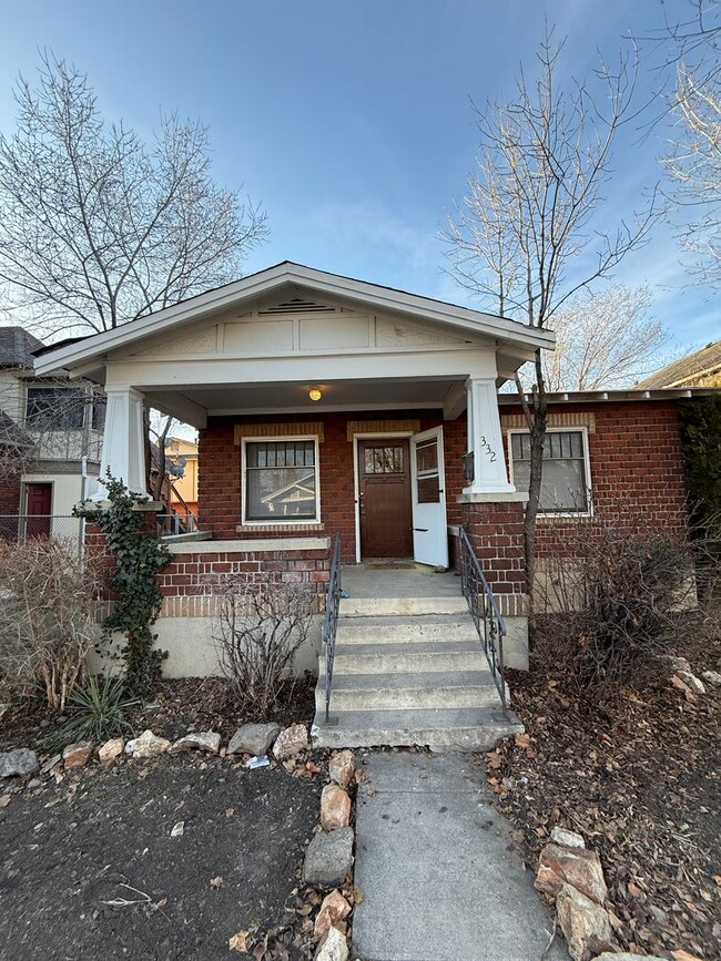 Building Photo - 332 Roberts St