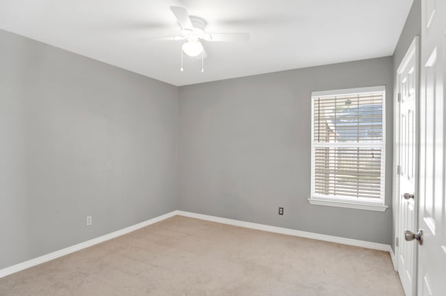 Building Photo - Innerarity Point Living at an Affordable Cost!