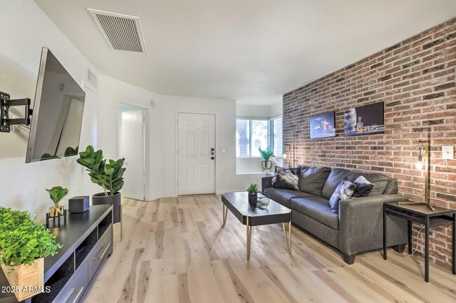 Building Photo - 726 S Nebraska St