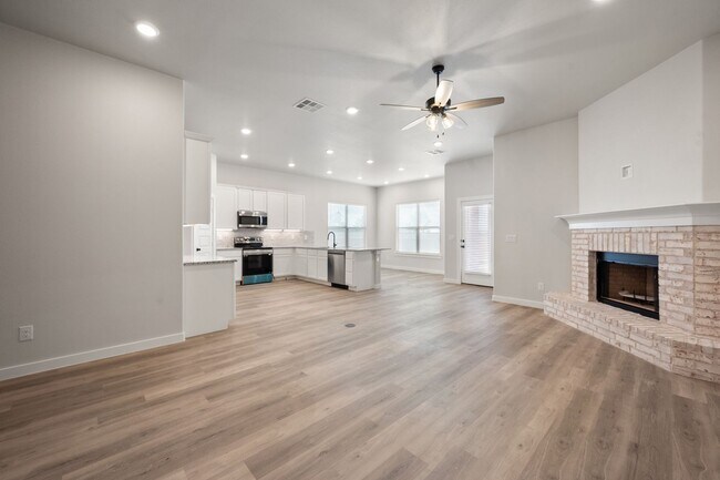Building Photo - Pre leasing for July: 4-Bedrooms, 2-Bathroom