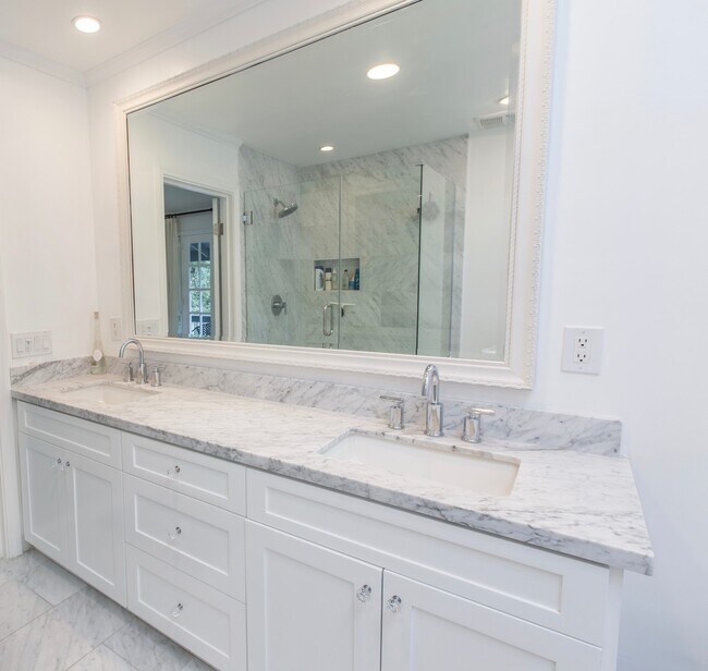 Building Photo - Luxury 5 Bed, 3 Bath - Entertainers Dream!