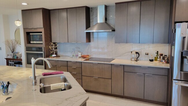 Building Photo - Seasonal only-beautifully renovated downto...