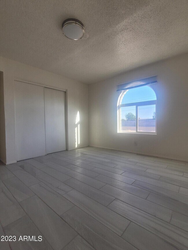 Building Photo - 506 E Southern Ave