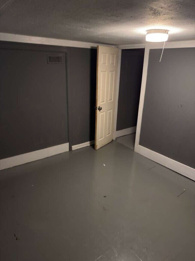 Building Photo - 5998 Bermuda Dr