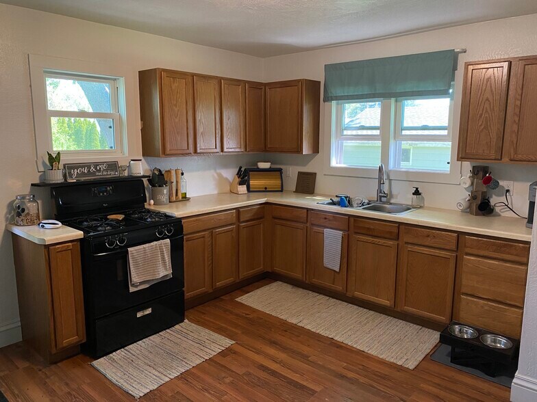 Kitchen + Dining - 410 Dakota St