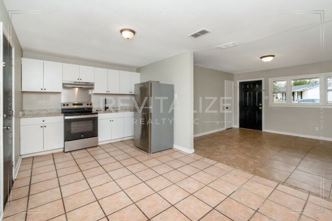 Building Photo - 3 Bed/1 Bath Home with Large Yard and Fence!