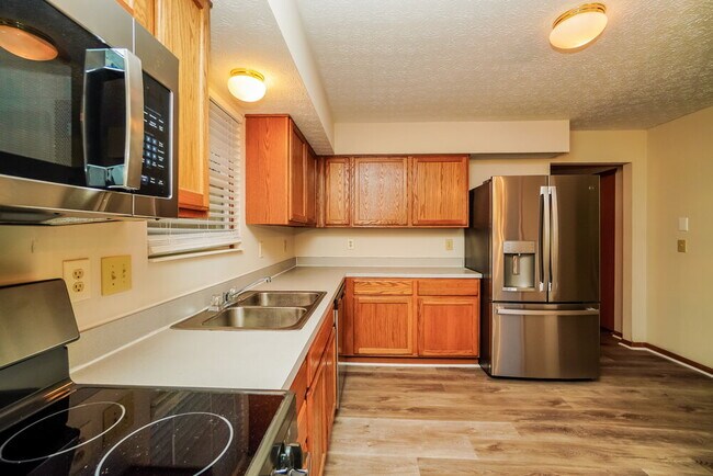 Building Photo - 6150 Kensington Glen Dr