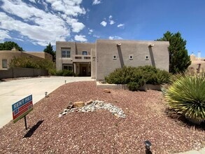 Building Photo - 5 Bedroom Luxury Home Available Near Unser...