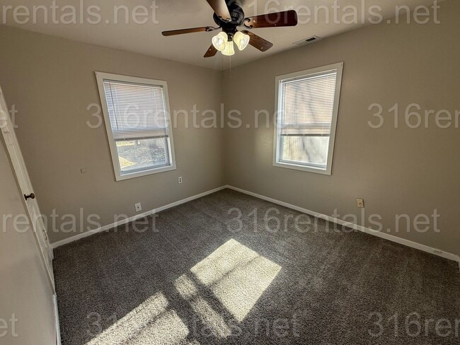 Building Photo - $950 - 3 bedroom / 1 bathroom - Single Family Home