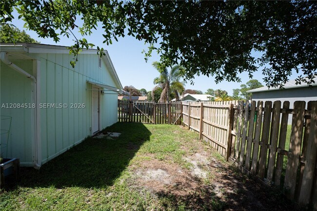 Building Photo - 618 SW Ray Ave