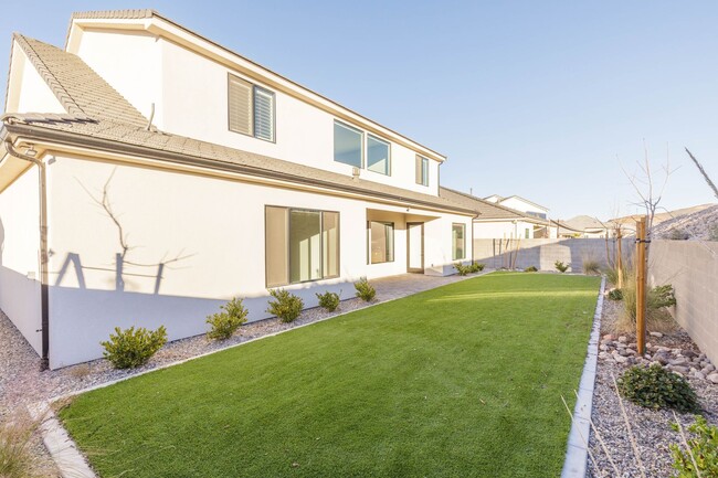 Building Photo - Gorgeous 5 bed 3.5 bath in Desert Canyons