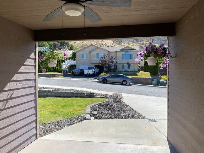 Building Photo - 3950 NE Vista del Rey Dr