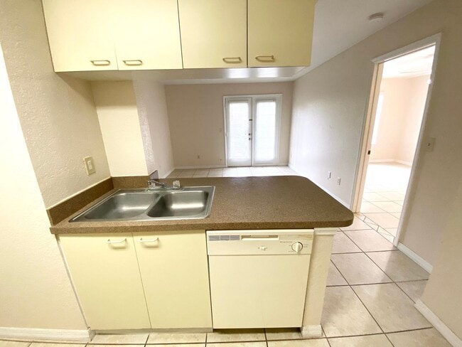 Building Photo - 2550 N Alafaya Trail