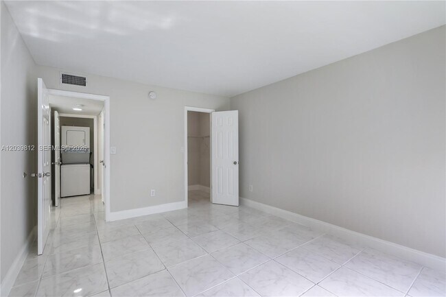 Building Photo - 9180 Fontainebleau Blvd