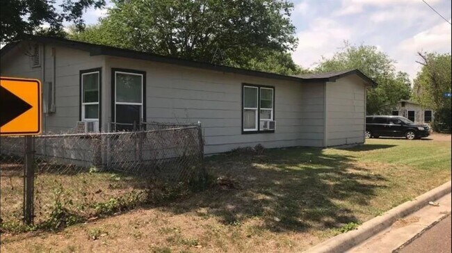 Building Photo - 1611 E Mistletoe Ave